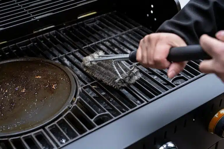 Kaasugrillin harjausta
