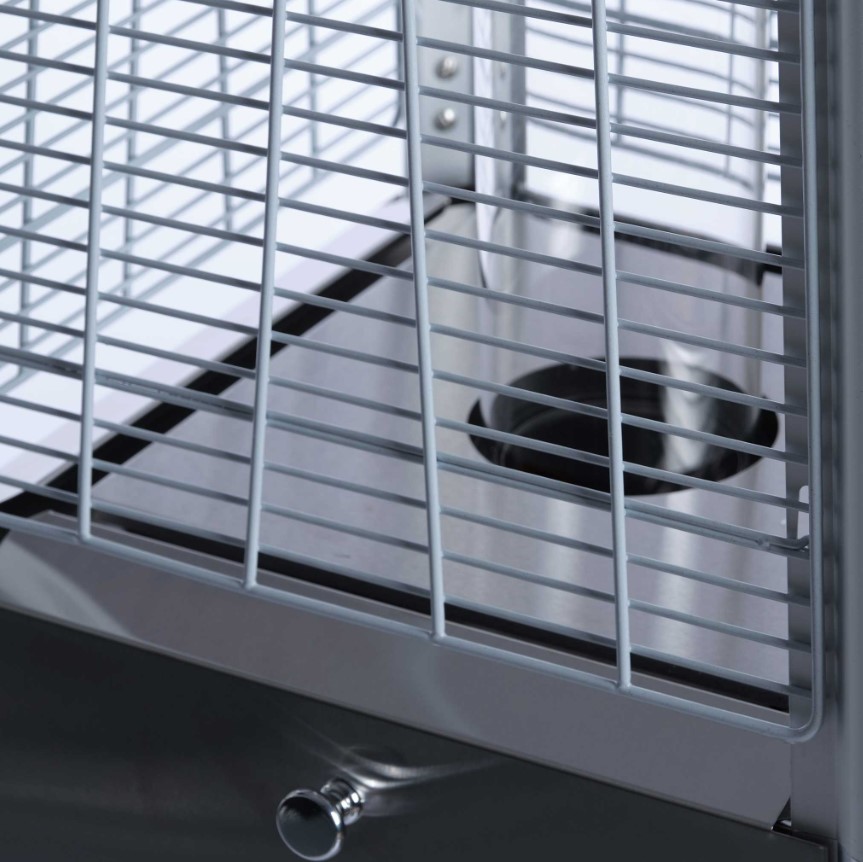 Terassilämmittimen tuli suojataan lasiputkella